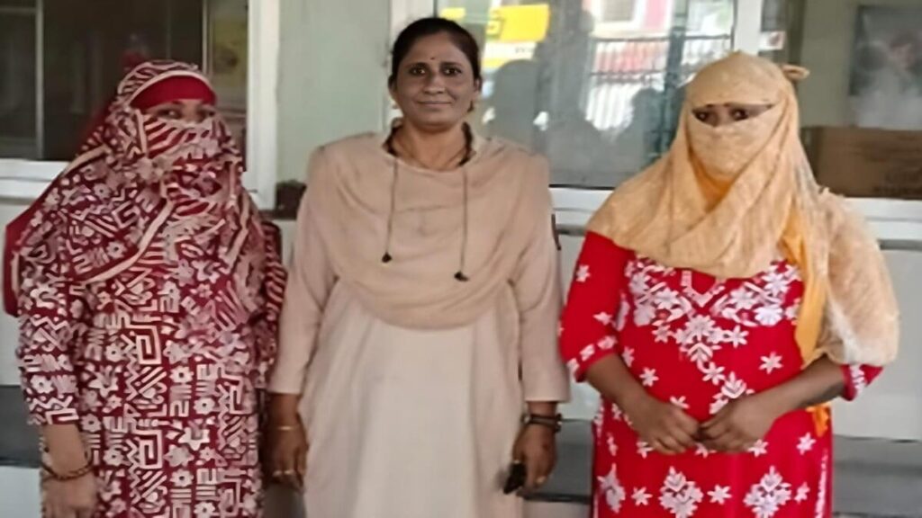 हनीट्रैप में फंसा! परिचित महिलाओं ने खेला ब्लैकमेलिंग का खेल, दोनों अरेस्ट